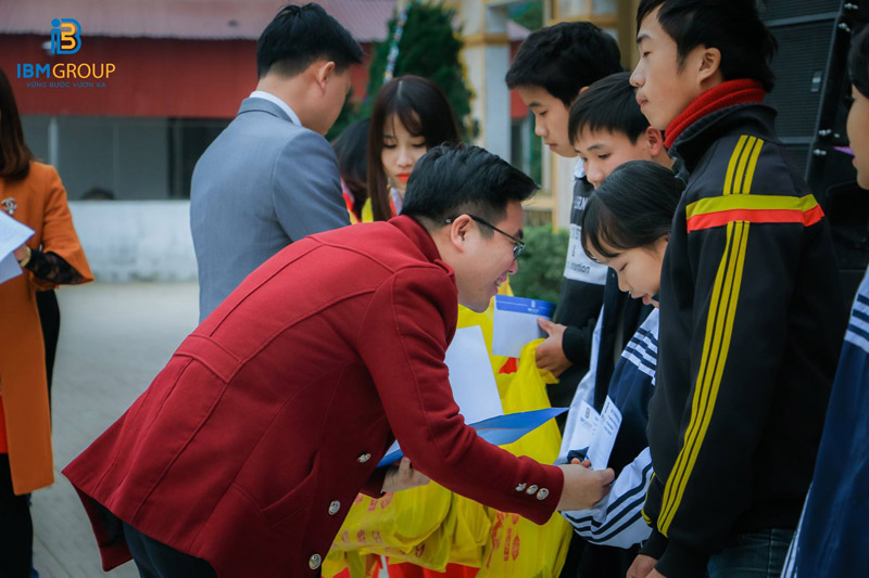 IBM Group mang Tết yêu thương, Xuân đầm ấm đến với học sinh nghèo vượt khó